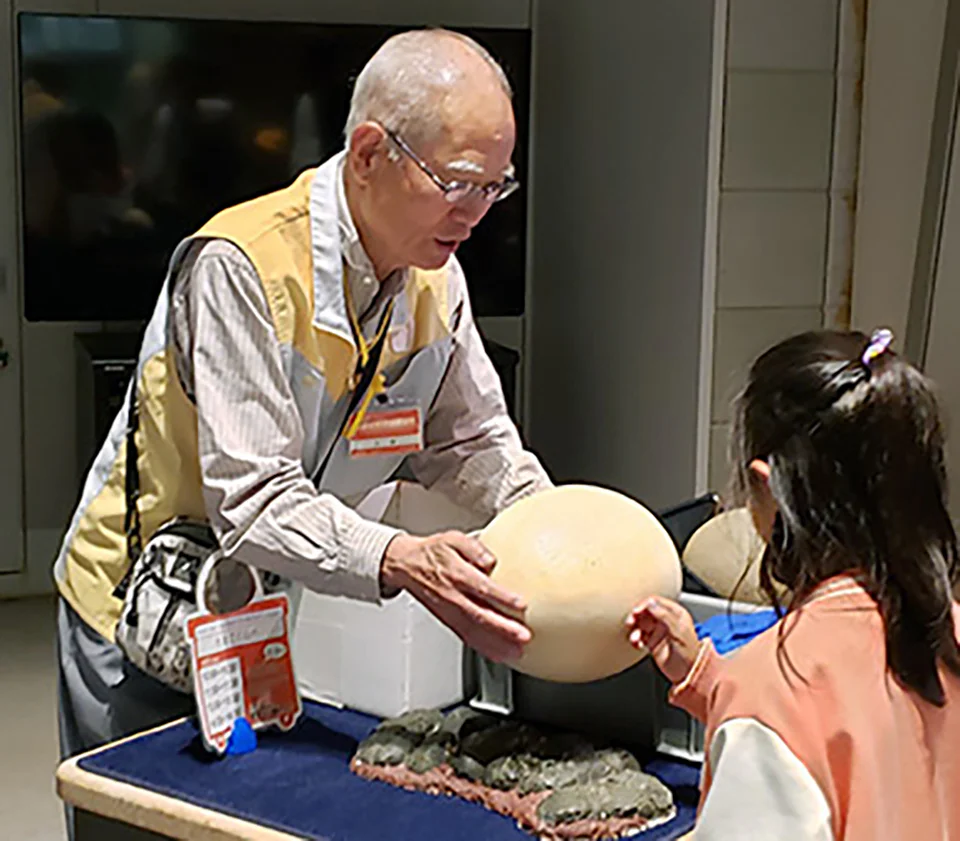 かはくのモノ語りワゴンの様子