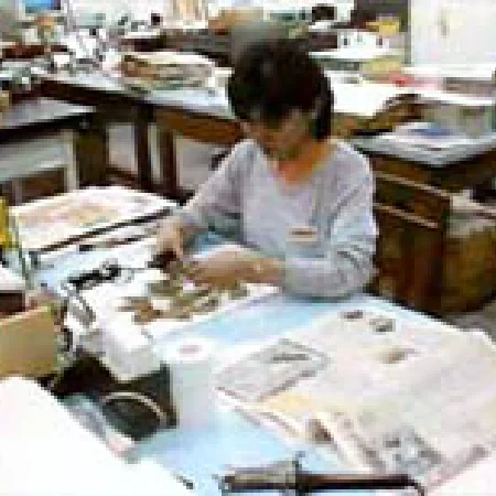 標本作成（貼付作業）の様子