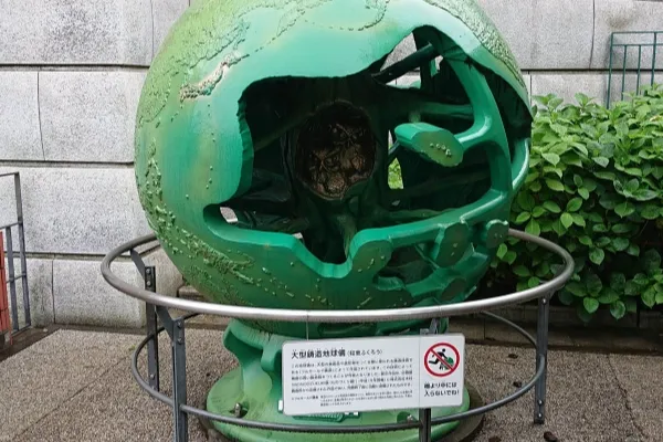 大型鋳造地球儀（知恵ふくろう）