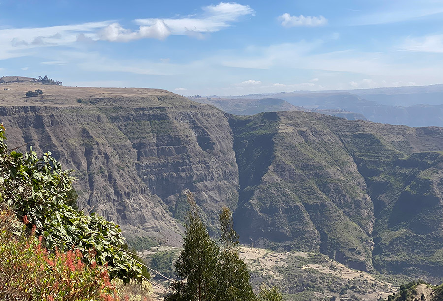 エチオピア・ケセム渓谷に見られる溶岩流の地層
