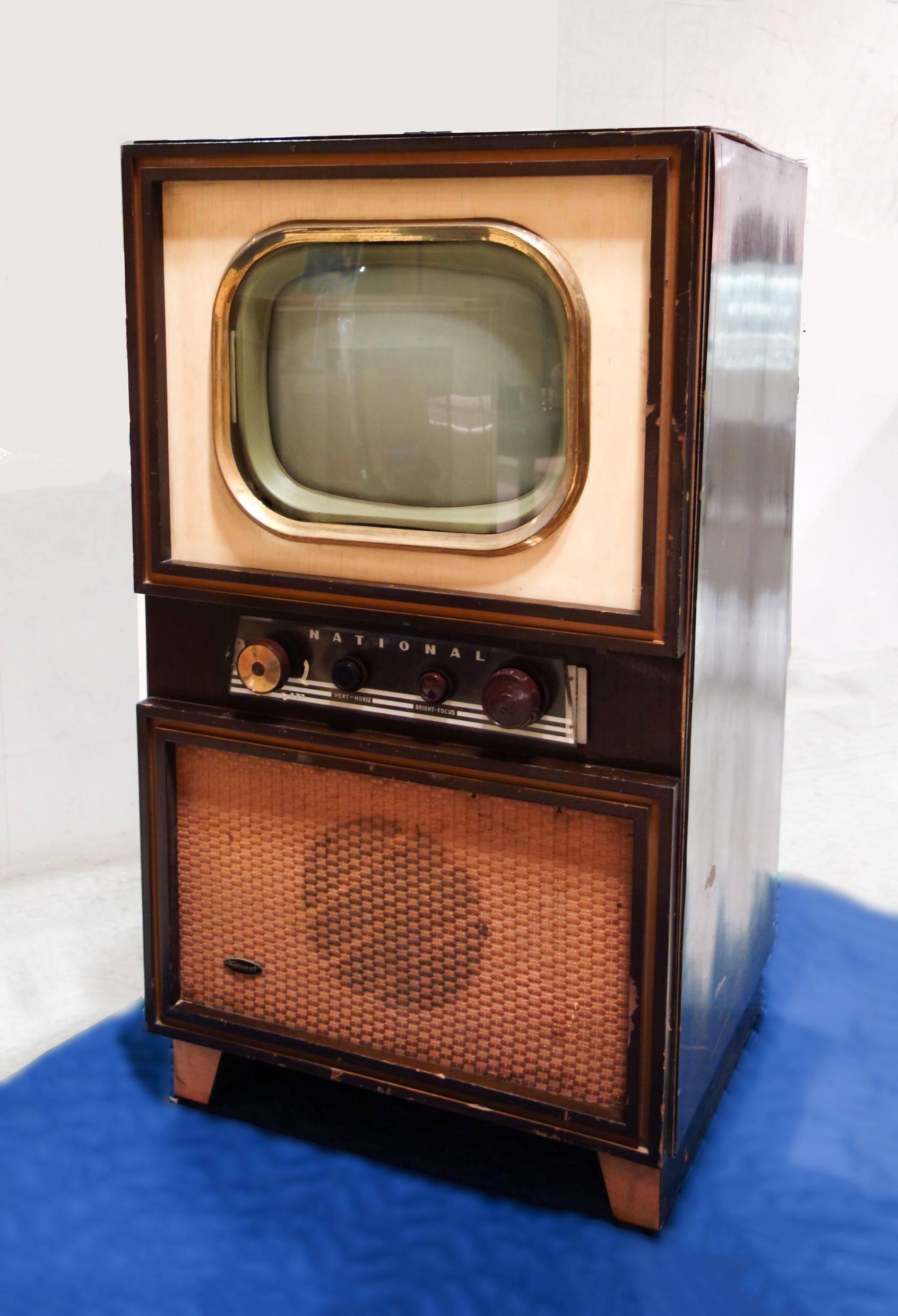 理工電子資料館:テレビ放送開始時期に発売されたブラウン管テレビ