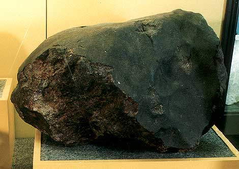 写真：気仙隕石（日本で一番大きな隕石）