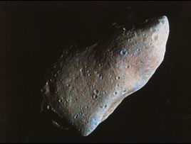 写真：ガリレオ探査機が撮影した小惑星ガスプラ