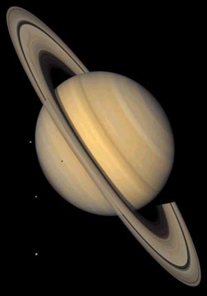 土星（左の３光点は衛星、本体の黒点は衛星の影）