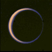 写真：タイタン（夜側から）