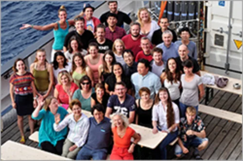 ゾンネ号に集まった研究者と大学院生