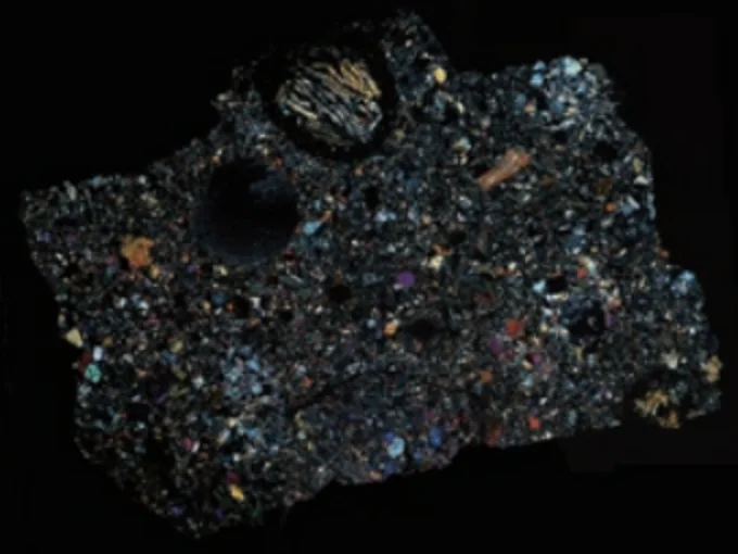 隕石_偏光顕微鏡写真