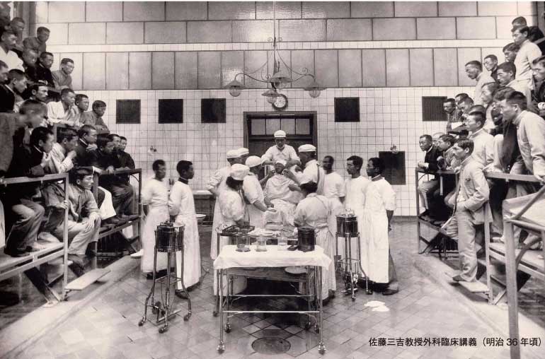 ���{�̈�w�E��Â̔��W������鎞�A�Ƃ�����΋Z�p�̔��W�i�������ڂ���A������g����t���Ï]���҂����́u�l�ƋZ�v�̈琬�̗��j�́A�Ȃ��Ȃ���ʂɏЉ���@�����܂���B�{�W�����́A��Ê֌W�҂݂̂Ȃ炸�A��ʂ̕��X��ΏۂƂ������̎��݂Ƃ��āA�ߋ��ƌ��݂̈�Ê��̈Ⴂ���r���Ȃ���A��Â��x����l��Z�������Ɉ�܂�Ă����������A���j�I�Ɍ��؂��Ȃ���Љ�܂��B